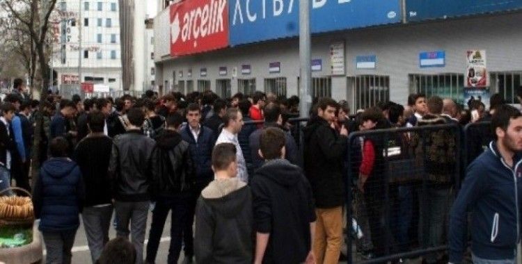 Bordo-mavili taraftarlar, Fenerbahçe maçına büyük ilgi gösteriyor