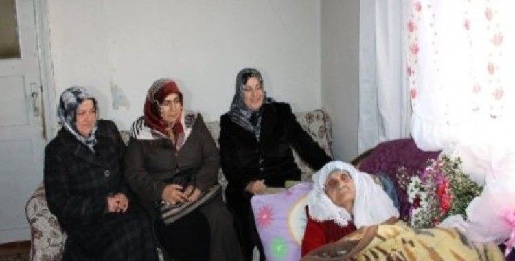 Oltu AK Parti kadın kollarından 103 yaşındaki nineye ziyaret