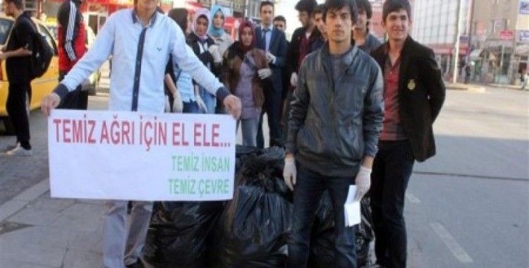 Seçimlerin iptal edildiği Ağrı'da öğrenciler caddelerde çöp topladı