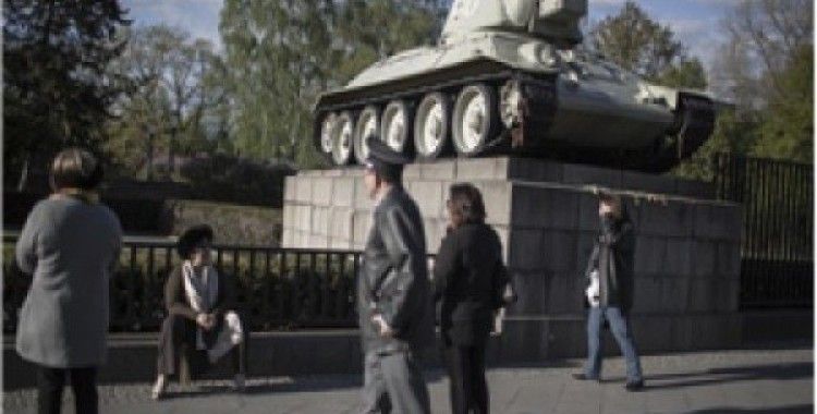 Berlin'de sergilenen Rus tanklarının kaldırılması talebi