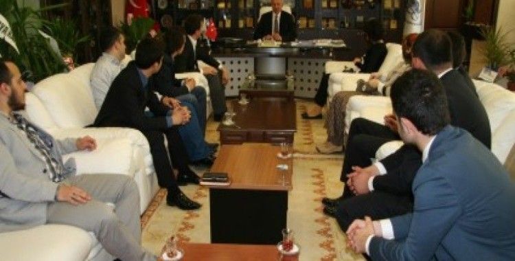 AK Partili gençler Başkan Dişli'yi ziyaret etti