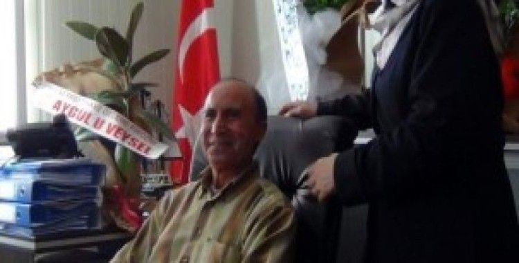 Erciş belediye başkanı diba keskin, eski makam koltuğunu çaycısına hediye etti
