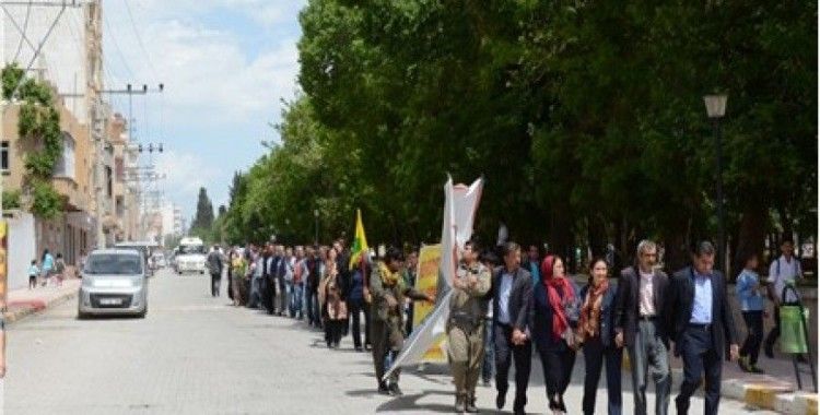 BDP'liler Kuzey Irak ile Suriye kürtleri arasına yapılan hendeği protesto etti