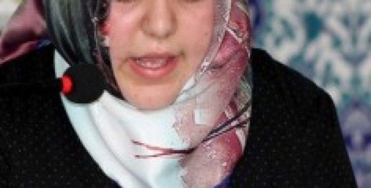 Kur'An-ı Kerim okuma yarışmasında kız öğrencinin zor anları