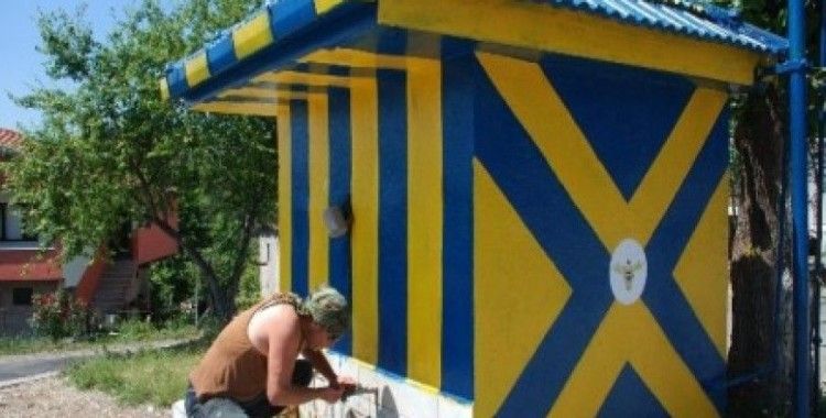 Fanatik çeşme sarı-lacivert renklere boyandı