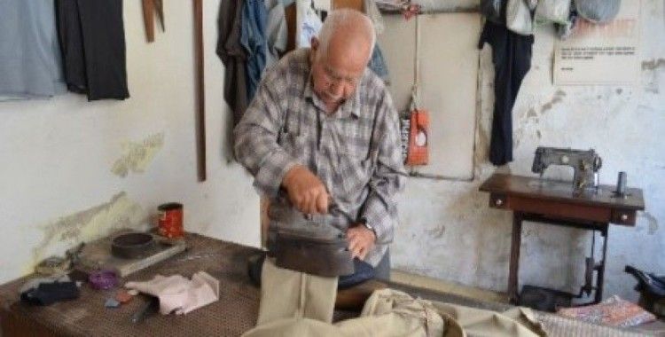 78 yaşındaki terzi kömürlü ütüden vazgeçemiyor