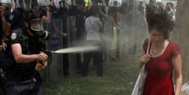 Kırmızılı Kadın'a gaz sıkan polisin yargılanmasına devam edildi