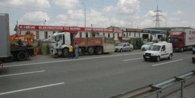 TEM Otoyolu'nda devrilen kamyon trafiği kilitledi