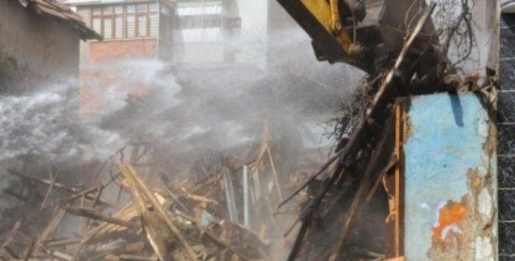 Bursa'da tehlike saçan binalar yıkılıyor