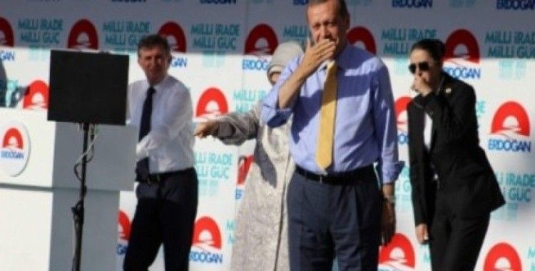 Başbakan Erdoğan, 'Aç Anayasa'yı bir oku'