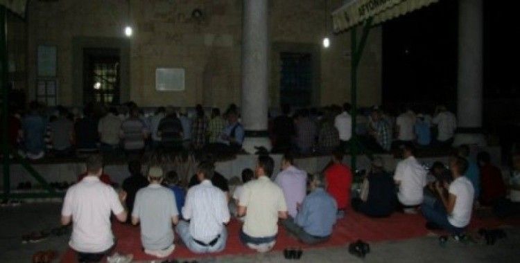 Afyonkarahisar'da Kadir Gecesi'nde camiler doldu taştı