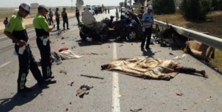 Yozgat'ta otomobil kamyonla kafa kafaya çarpıştı, 5 ölü