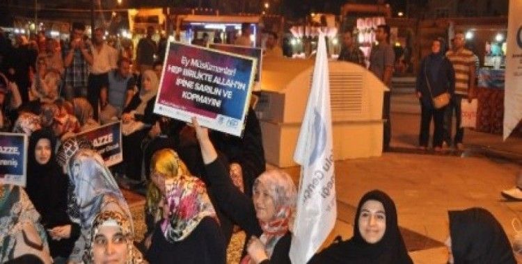 Anadolu Gençlik Derneği üyeleri Kadir Gecesi İsrail'i kınadı