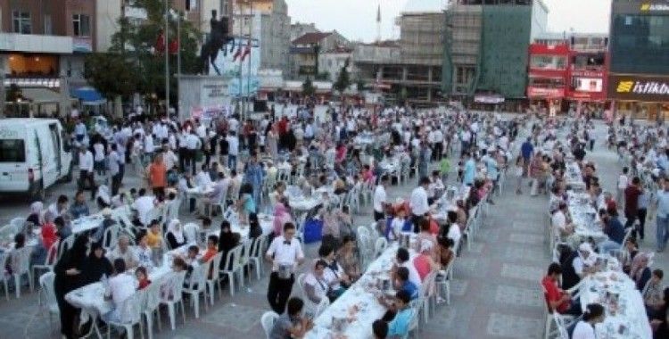 10 bin kişi meydanda iftar açtı
