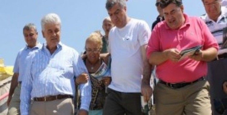 CHP, İzmir'de tatilcilerin ayağına gitti