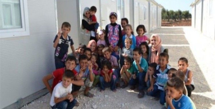 Şemmarin Mülteci Kampı'nda çocuklara bayramlık kıyafet dağıtımı