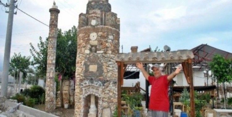 Tarih aşkıyla yanan ilkokul mezunu çiftçi evinin bahçesini müze yaptı
