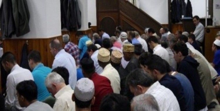 Paris'teki Müslümanlar bayram namazında Gazze için dua etti