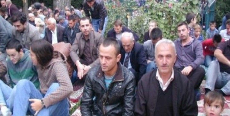 Kosovalı Müslümanlar bayram namazında camilere akın etti