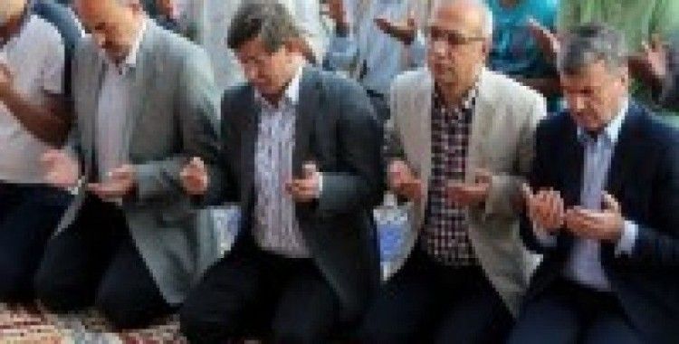 Bakanlar bayram namazını Konya'da kıldı