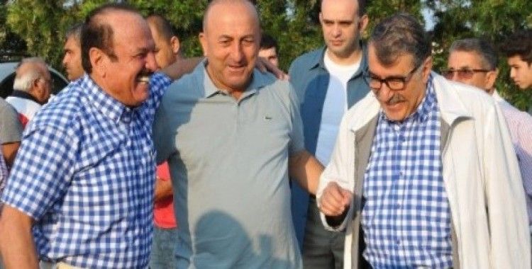 Çavuşoğlu, bayram namazını memleketi Antalya'nın Alanya ilçesinde kıldı