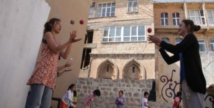 Suriyeli çocukları sirk ile buluşturdular