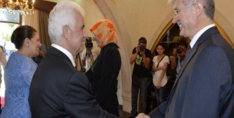 KKTC Cumhurbaşkanı Derviş Eroğlu bayram tebriklerini kabul etti