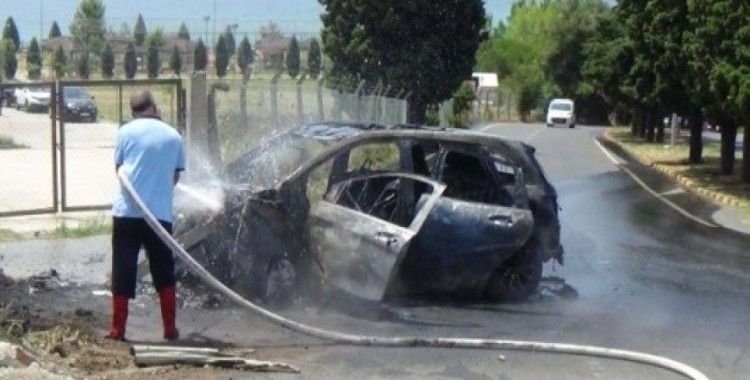 Kaza sonrası otomobil alev alev yandı