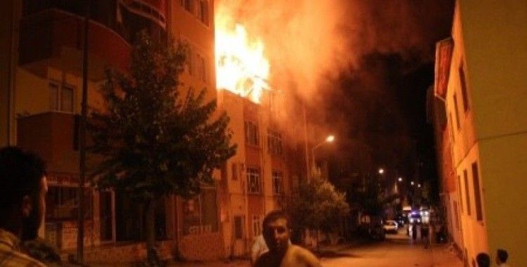 Bilecik'te meydana gelen ev yangınında, 4 katlı apartmanın son katı tamamen kül oldu