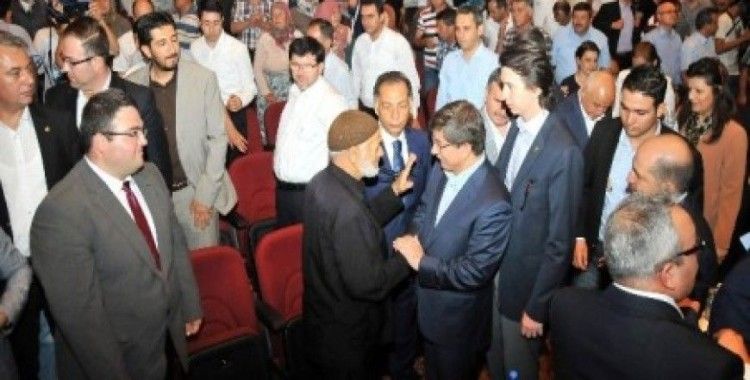 Bakan Davutoğlu, Akşehir'de partililerle bayramlaştı