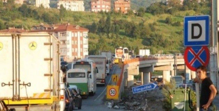 Zonguldak-İstanbul yolu'nda araç kuyruğu 5 kilometreyi buldu