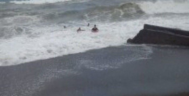 Akçakoca'da 3 kişi son anda boğulmaktan kurtarıldı