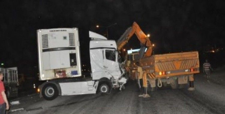 Şanlıurfa'da TIR kamyona çarptı