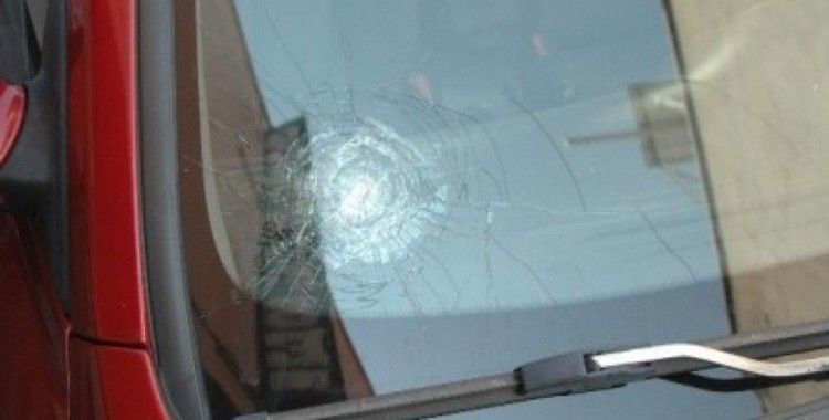 Serseri kurşun otomobilin camını parçaladı