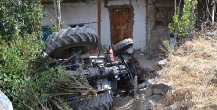 Şenkaya'da traktör devrildi, 1 ölü, 2 yaralı