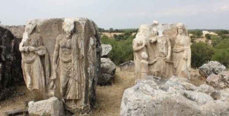 Antik kentte kabartmalı mezar bulundu
