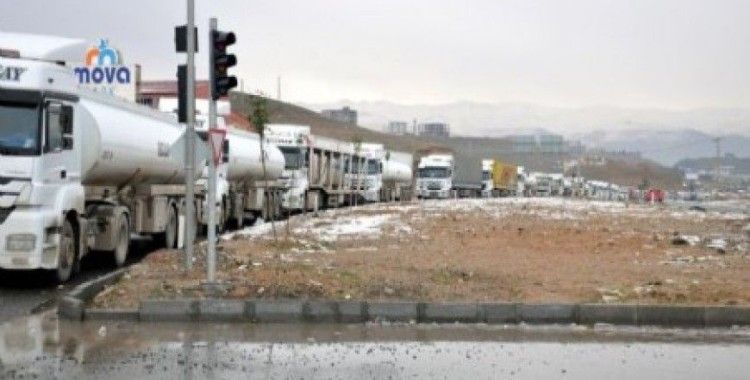 Çiftçiler Mardin Nusaybin yolunu trafiğe kapattı