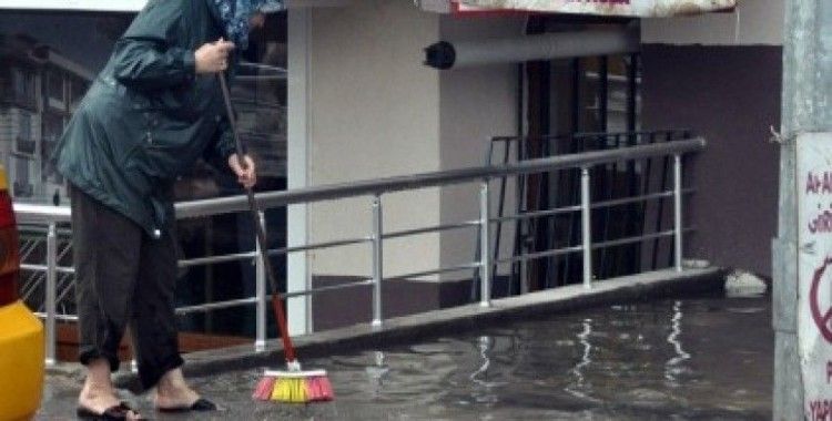 Rize'de aşırı yağış su baskınlarına neden oldu
