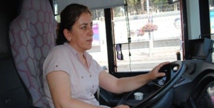 İstanbul'un tek kadın otobüs sürücüsü yollarda