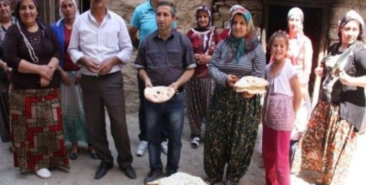 Hakkari'de Ezidi göçmenler için 50 tandırda ekmek pişirildi