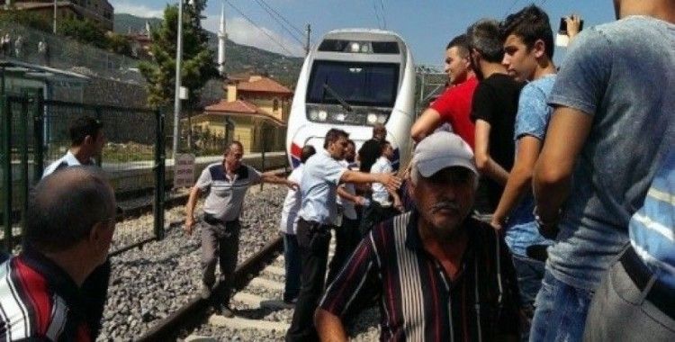 Sakarya'da vatandaşlar Yüksek Hızlı Tren'i durdurdu