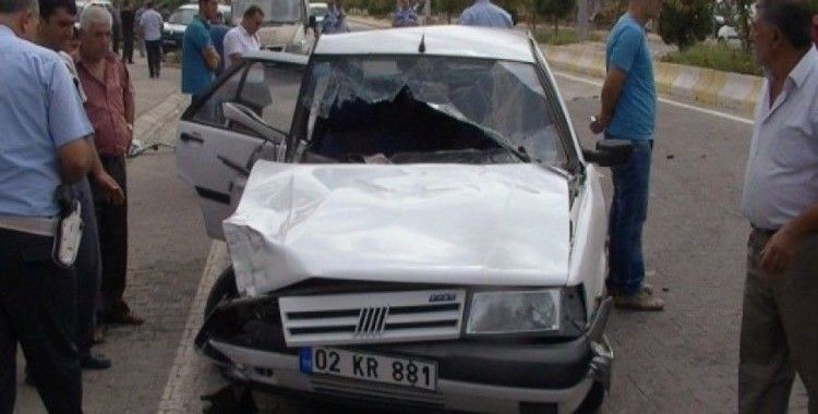 Otomobil minibüse çarptı, 2 ağır yaralı