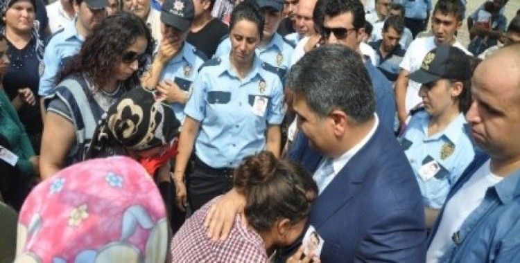 Şehit kızı Özge Bal, Adana Emniyet Müdürü Cengiz Zeybek'e sarılarak 