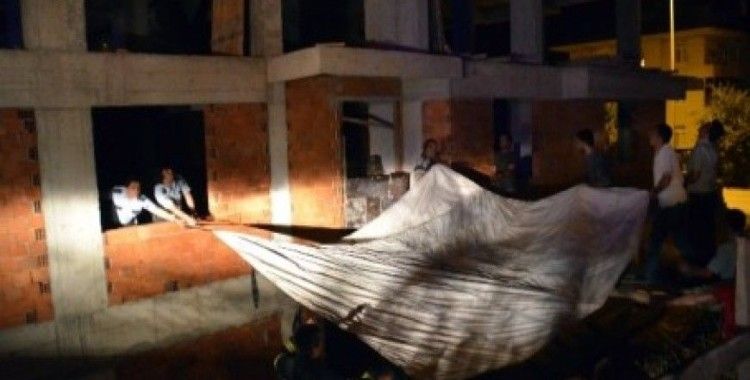 İnşaatın çatısından atlamak isteyen kadın son anda kurtarıldı