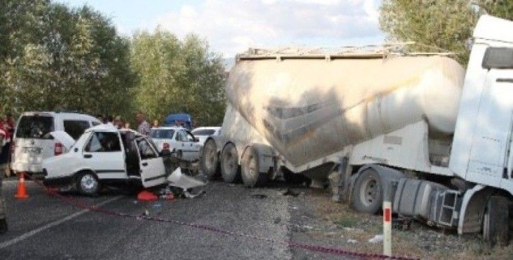 Erzincan'da TIR ile otomobil çarpıştı, 2 ölü