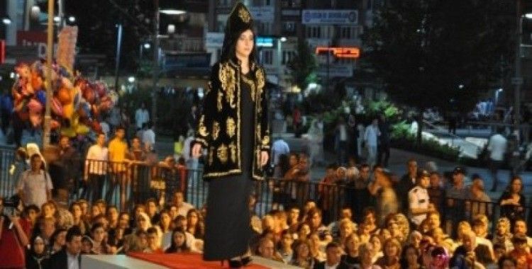 Sivas'ta Atatürk Kıyafetleri Defilesi