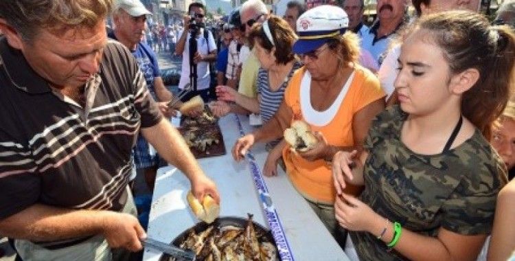 Foça Festival'inde 6 bin kişiye balık ekmek
