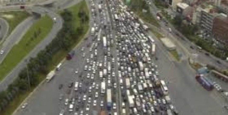 Okulun ilk gününde havadan İstanbul trafiği