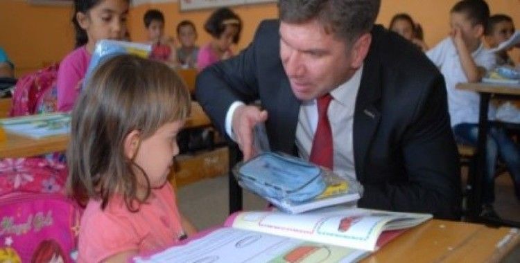 Başkan Ercengiz'den okul seti hediyesi
