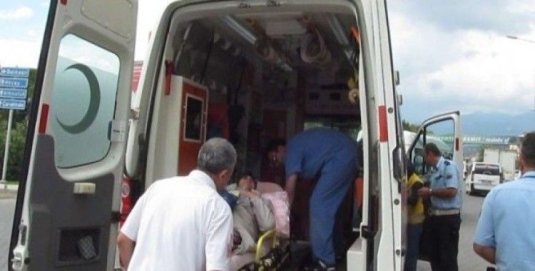 Minibüslerin çarptığı yaşlı kadınlar ölümden kıl payı kurtuldu